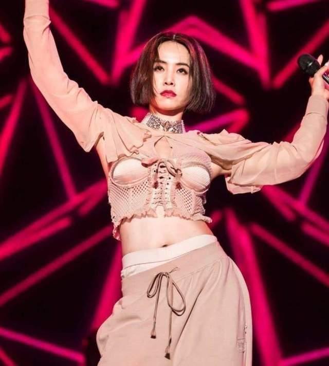 小S助陣蔡依林演唱會(huì)，超燃超性感，貼胸?fù)砦?，妝都親花了