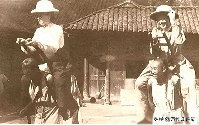 1834年，晚清美女被賣到美國(guó)，身著旗袍露出小腳，25美分隨意觀看