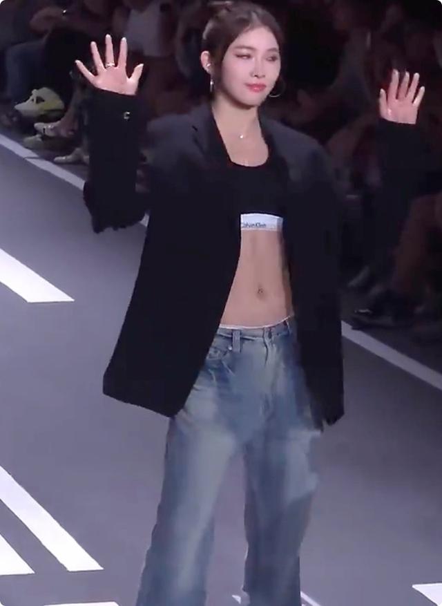 被T臺秀的吳艷妮驚艷，運(yùn)動文胸遮不住好身材，裸露腹肌太搶鏡