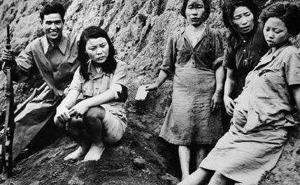 她因長得漂亮，遭日本人搶進(jìn)炮樓，一個夜遭受50多名鬼子糟蹋