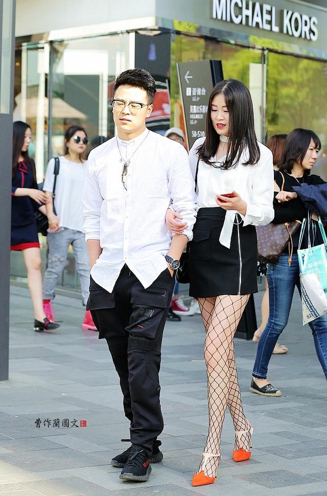 街拍：穿黑絲，這些美女偏愛漁網(wǎng)襪
