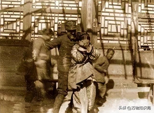 1834年，晚清美女被賣到美國(guó)，身著旗袍露出小腳，25美分隨意觀看