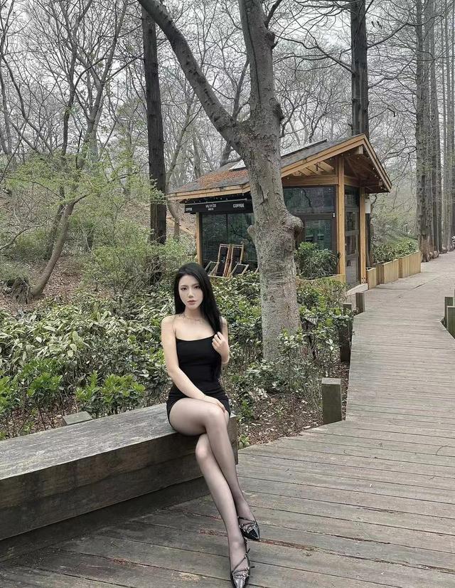 妹子身穿包臀裙，黑絲，高跟鞋去爬山，真的不會(huì)累腳么