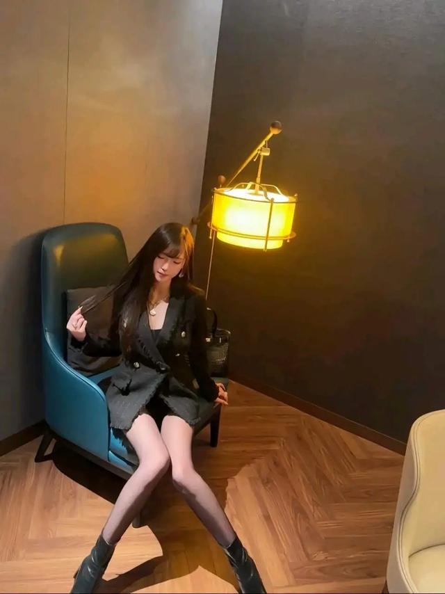 美女主播腐團兒，黑絲美腿，盡顯身材，高冷御姐！