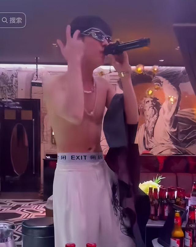 沒眼看！李明德KTV唱嗨了，脫掉上衣坦胸露懷，旁邊還有美女作陪
