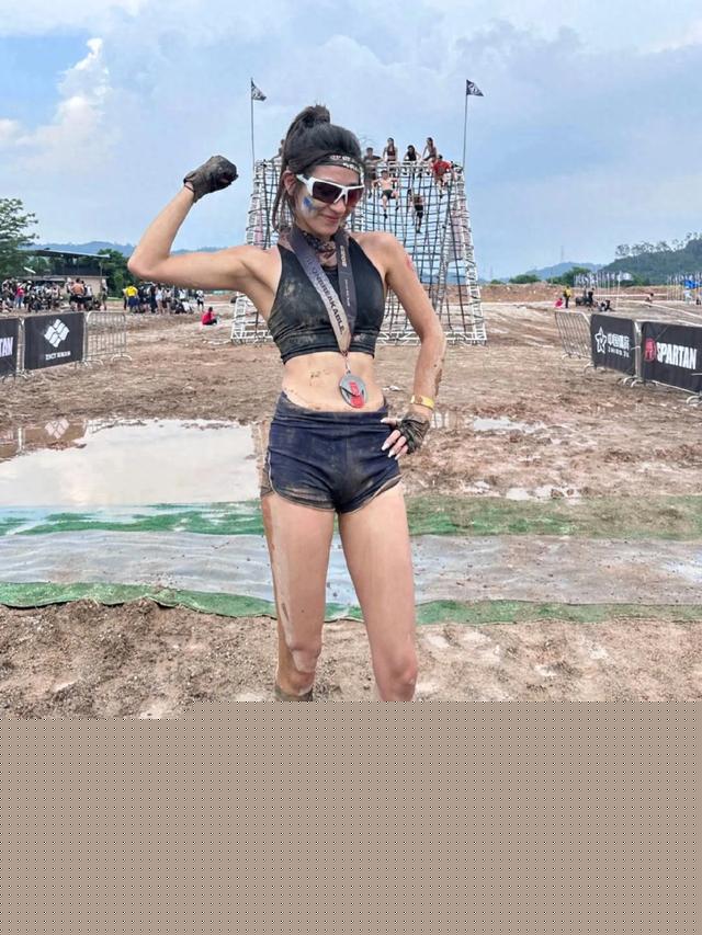 出淤泥而涂抹均勻的斯巴達(dá)賽美女小姐姐
