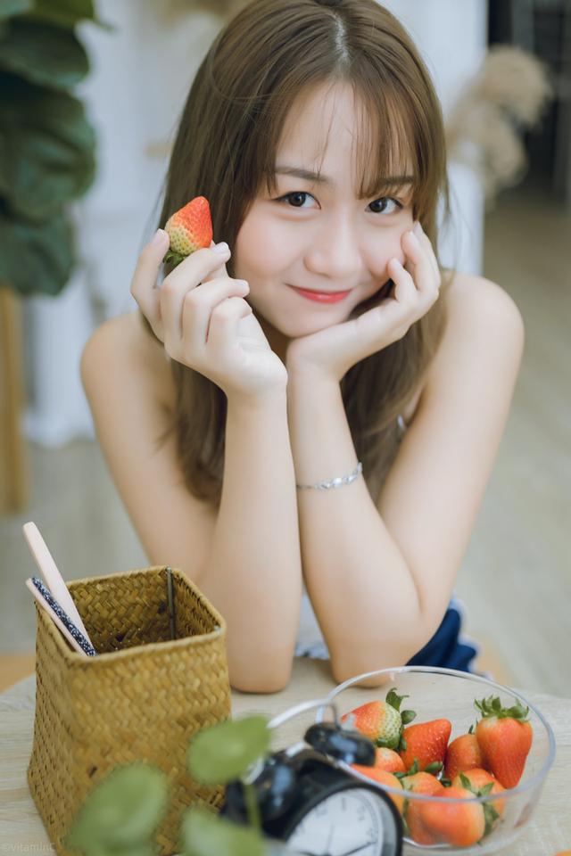 魔鬼身材美女姐姐，請吃檸檬和草莓