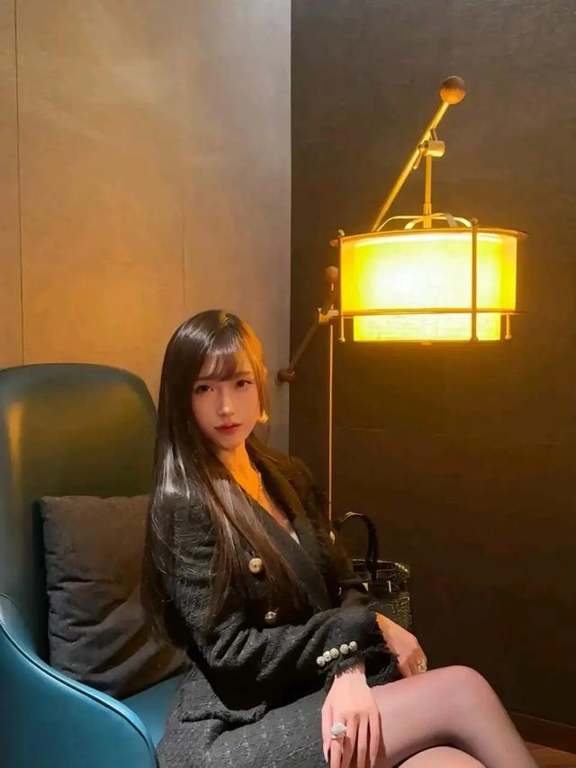 美女主播腐團兒，黑絲美腿，盡顯身材，高冷御姐！