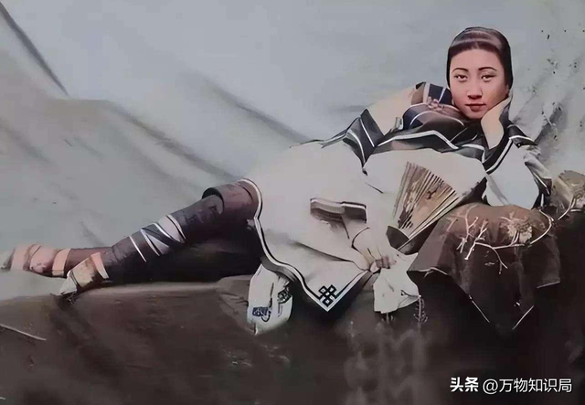 1834年，晚清美女被賣到美國(guó)，身著旗袍露出小腳，25美分隨意觀看