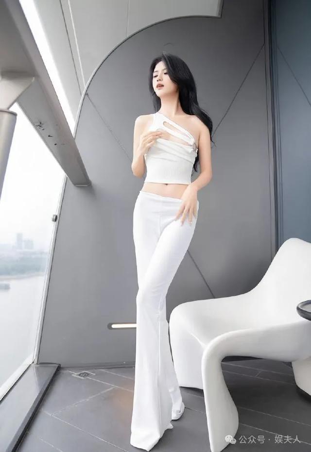 美女模特淺淺，水蛇腰、蜜桃臀，高跟大長(zhǎng)腿，白嫩性感還甜美