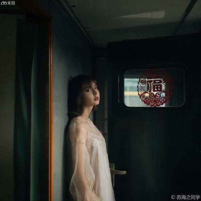 人像寫真：火車上的短發(fā)少女，清純可愛