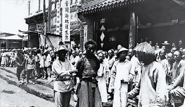 罕見(jiàn)恥辱老照片：被拍賣的大胸女人，全裸女人被男人拿槍指著