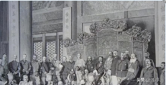 珍貴老照片，日軍強征慰安婦，身上涂滿奶油的性感美女
