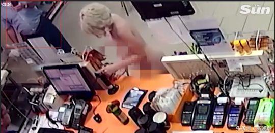 俄羅斯女子全裸進(jìn)商店買啤酒還有男伴陪同 男收銀員淡定服務(wù)