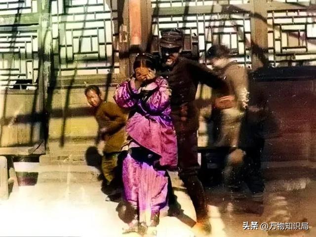 1834年，晚清美女被賣到美國(guó)，身著旗袍露出小腳，25美分隨意觀看