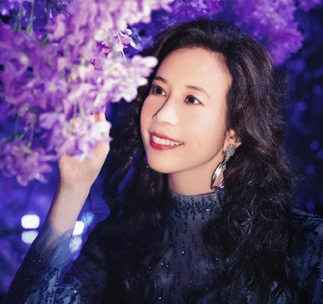 別只吹捧櫻桃小口！這8個大嘴美女，有的性感撩人，有的清純?nèi)缢? onerror=