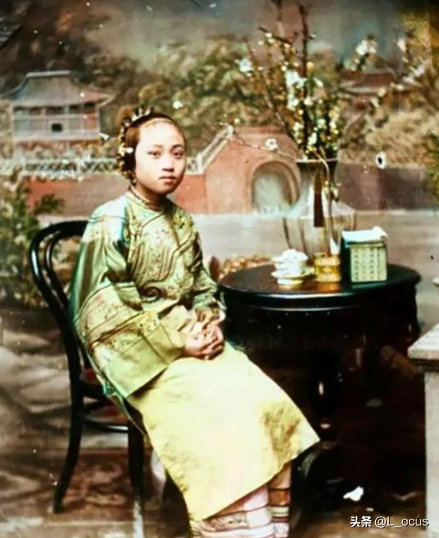 罕見(jiàn)恥辱老照片：被拍賣的大胸女人，全裸女人被男人拿槍指著
