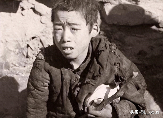 罕見(jiàn)恥辱老照片：被拍賣的大胸女人，全裸女人被男人拿槍指著