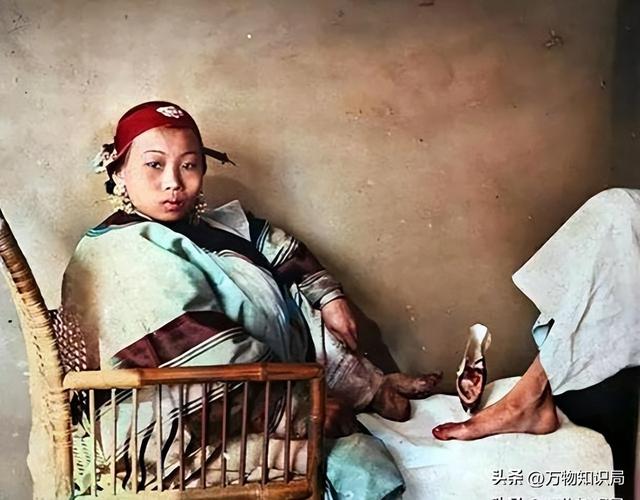 1834年，晚清美女被賣到美國(guó)，身著旗袍露出小腳，25美分隨意觀看