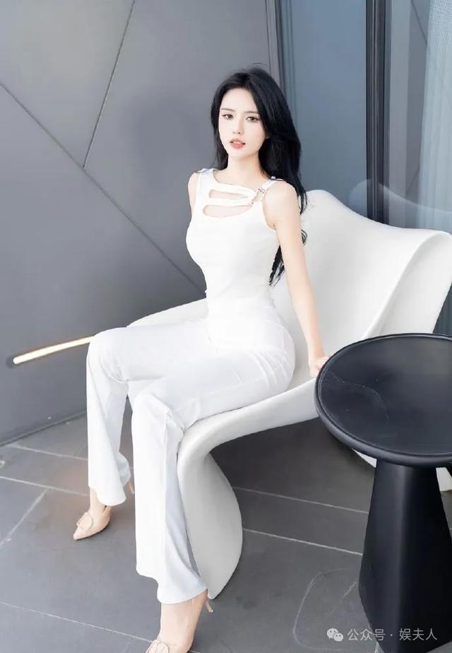 美女模特淺淺，水蛇腰、蜜桃臀，高跟大長(zhǎng)腿，白嫩性感還甜美