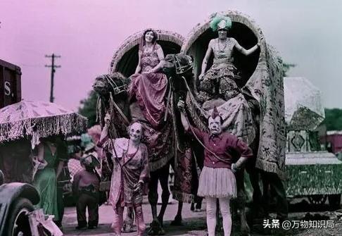 1834年，晚清美女被賣到美國(guó)，身著旗袍露出小腳，25美分隨意觀看