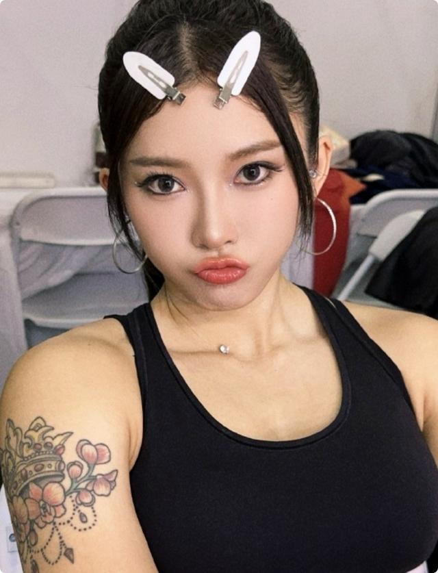 被T臺秀的吳艷妮驚艷，運(yùn)動文胸遮不住好身材，裸露腹肌太搶鏡