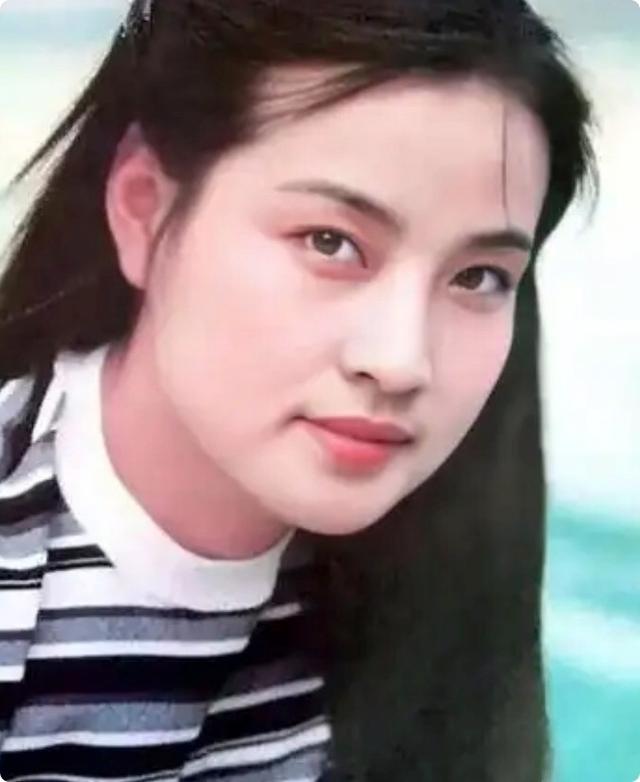 《一路繁花》的奶奶，年輕時蜂腰美背、酥胸長腿，個個撩人于無形
