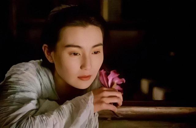 “小方臉”才是真抗老，這些拒絕“削骨”女明星，歲數(shù)越大越好看