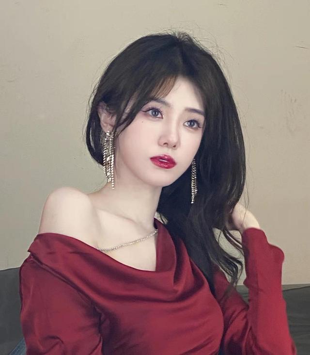春節(jié)腐團兒穿紅色短裙，雙腿比例超過裙長，小鈺卻少女感十足