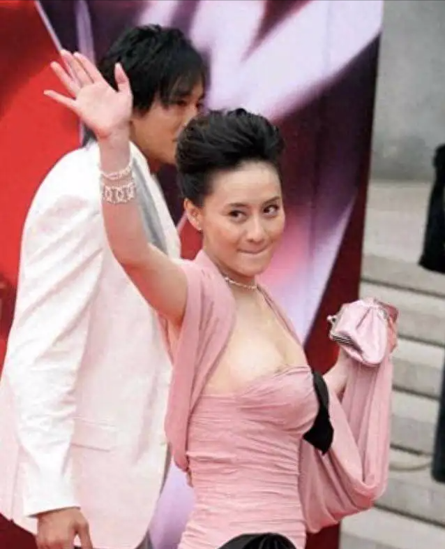 肩帶崩斷、裙底露底褲，15位女星紅毯“大泄春光”，太尷尬了