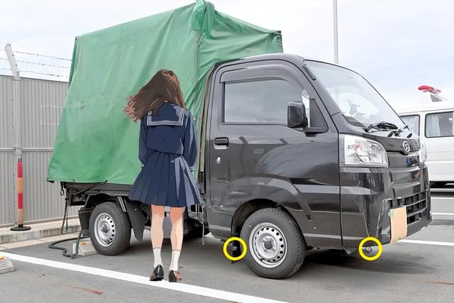 日本妹子泡溫泉，竟然被石頭偷拍？這操作，簡直變態(tài)！