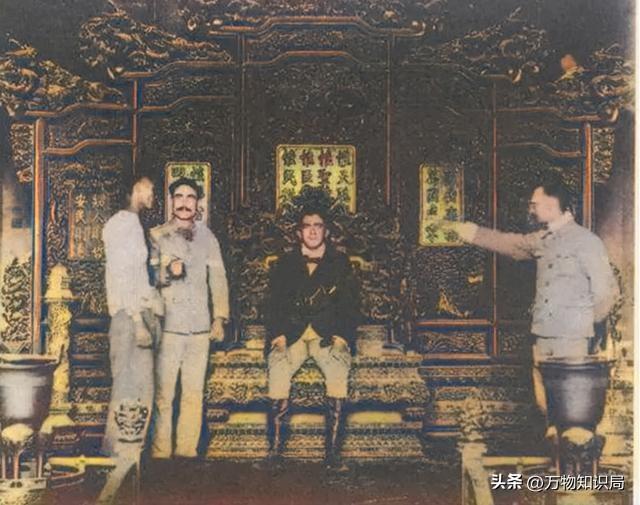 1834年，晚清美女被賣到美國(guó)，身著旗袍露出小腳，25美分隨意觀看