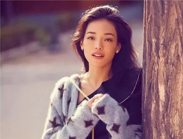“小方臉”才是真抗老，這些拒絕“削骨”女明星，歲數(shù)越大越好看