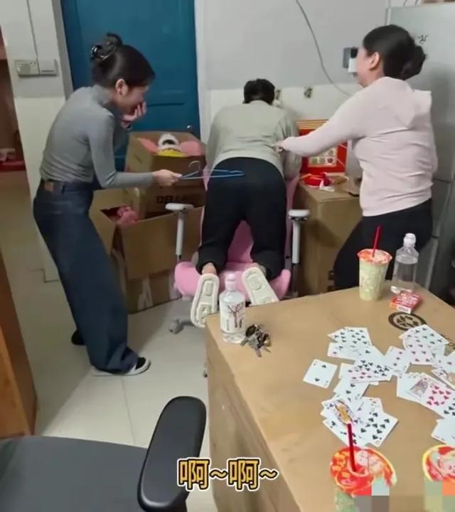 肥娟夫妻宣布初六營業(yè)，肌肉男用衣服架打小姨子屁股引網(wǎng)友羨慕