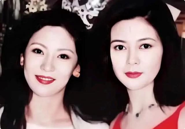 《一路繁花》的奶奶，年輕時蜂腰美背、酥胸長腿，個個撩人于無形