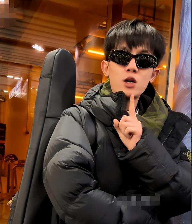 沒眼看！李明德KTV唱嗨了，脫掉上衣坦胸露懷，旁邊還有美女作陪