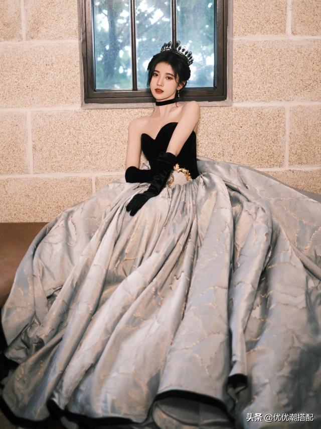 鞠婧祎才27歲身材就這么好？穿抹胸禮服裙撐出豐滿感，養(yǎng)眼又性感