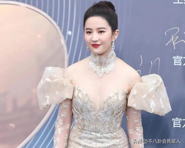 趙麗穎的副乳，楊冪的扁屁股，鞠婧祎的腿，女明星的身材也很真實