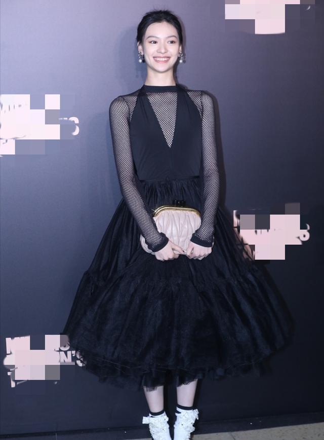 21歲女演員穿黑色透視裝秀好身材，剛出道就穿性感裝被批博眼球