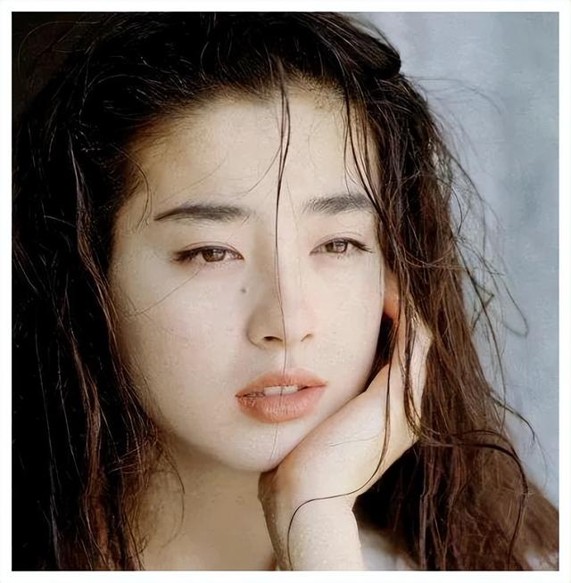 日本女神，17歲拍全裸寫真，34歲嫁豪門19年不生子仍被寵上天
