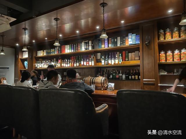 一個日本人愛上一個中國的酒吧女郎，不想最后居然是身首異處