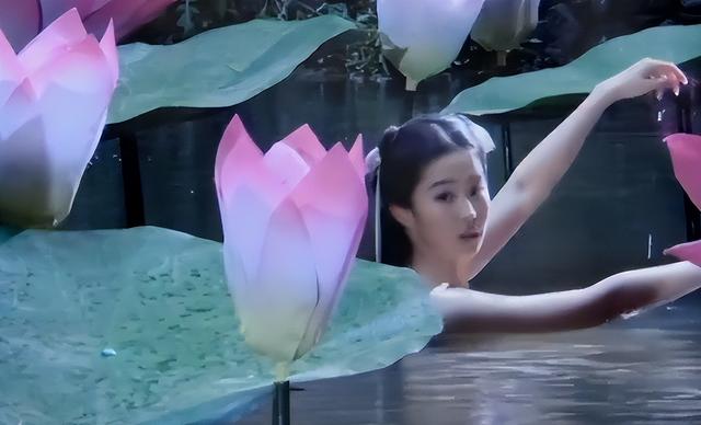 同樣是“美人出浴”，有的清純嫵媚惹人憐，剩下的只想摁水里