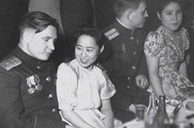 晚清悲慘女子老照片：窯姐坐洋軍官懷里被摸胸，洋人當(dāng)街欺辱婦女
