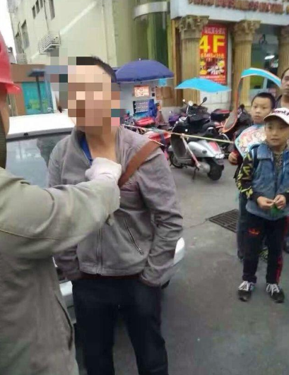 變態(tài)！女子逛街被要求脫下絲襪，網(wǎng)友：受害者不止女性！