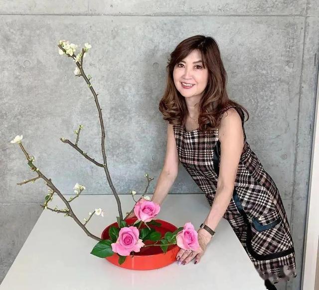 日本71歲美女奶奶顏值逆齡，身材不輸少女！和孫子出門被認(rèn)母子