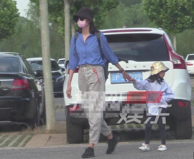 張梓琳帶4歲女兒逛街，胖妹身高太嚇人，直逼媽媽腰部長腿惹人羨