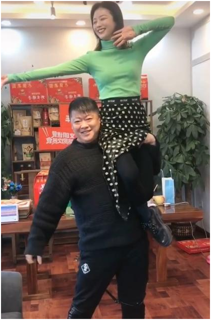 “謝永強”嬌妻露面，穿短裙秀長腿跪地洗腳，永強皇上坐姿太享受