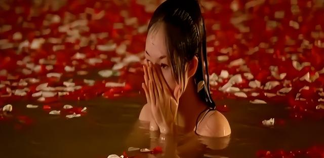 同樣是“美人出浴”，有的清純嫵媚惹人憐，剩下的只想摁水里