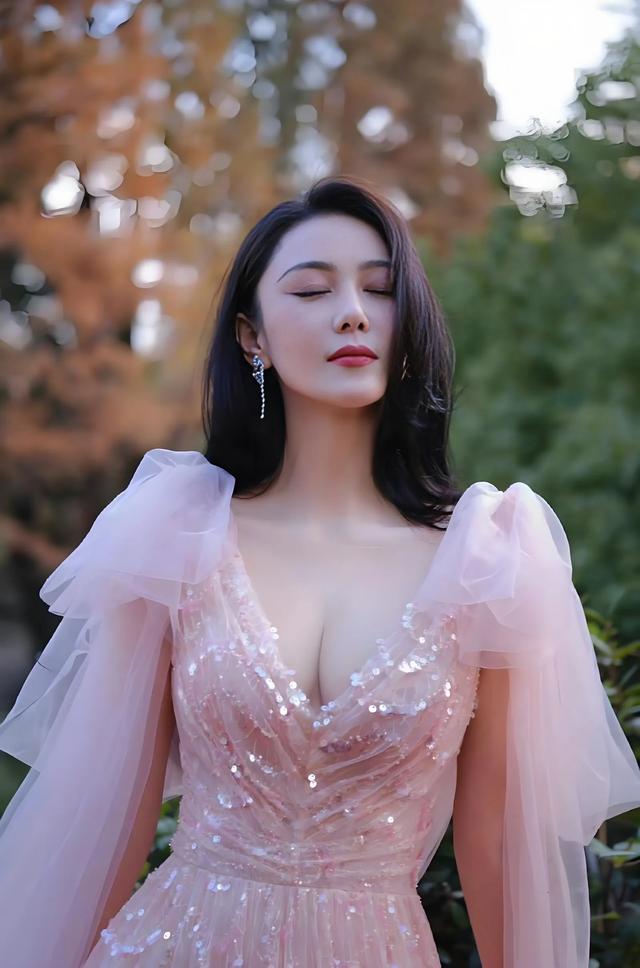 張馨予也太美了！豐乳肥臀，致命誘惑！