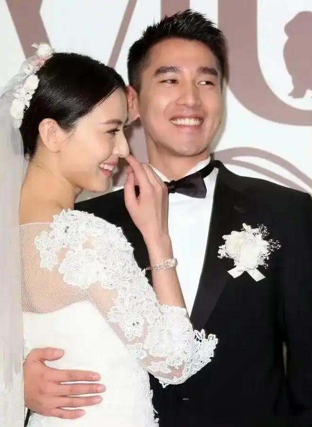 謝娜拍戲屁股坐胡歌臉上。胡歌笑出后槽牙。高圓圓情緒失控找老公